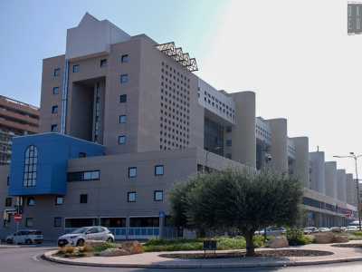 ...l�enorme complesso immobiliare compreso tra via Amendola, via Diomede Fresa e viale Lenoci, divenuto ormai un punto di riferimento del quartiere San Pasquale di Bari